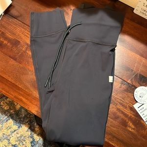 Vuori drawstring leggings - charcoal - medium - new with tags - daily legging